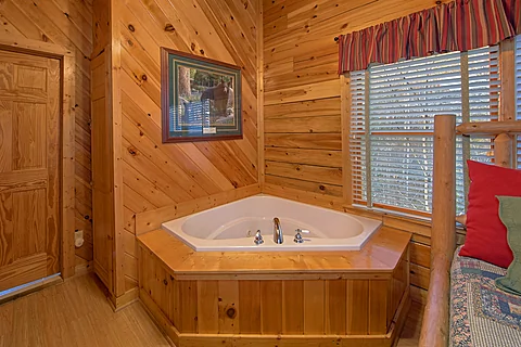 Cabin with Private Jacuzzi Tub in King Bedroom - A Beary Happy Place