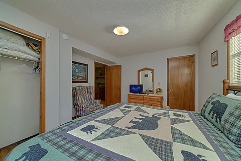 1 Bedroom Indoor Jetted Tub - A Piece of Heaven