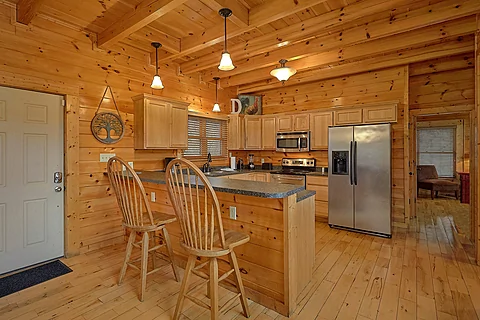 Luxurious 4 bedroom cabin with full kitchen - Absolutely Viewtiful