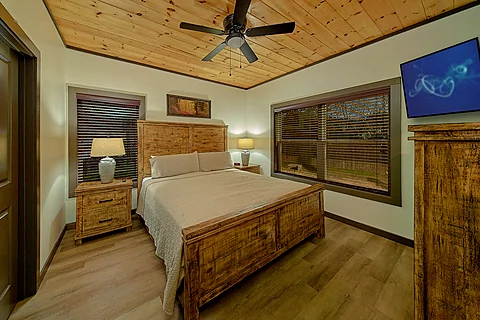 King Bedroom with TV and Connecting Bathroom - Acorn Lodge