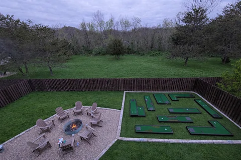 4 Bedroom Cabin with Fire Pit and Mini Golf - Acorn Lodge