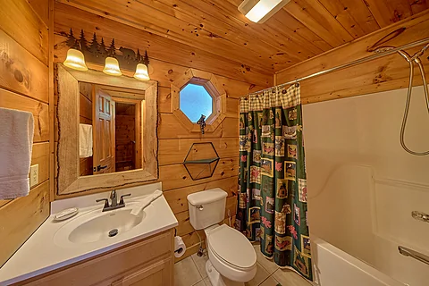 Spacious 1 Bedroom Cabin with 2 Full Bathrooms - Ah-Mazing