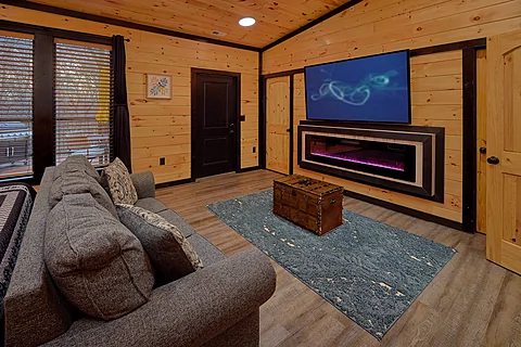 Master Suite with King Bed & Queen Sleeper Sofa - Amazing Mountain II
