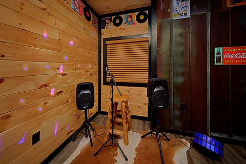4 Bedroom Cabin with Karaoke  - Amazing Mountain II