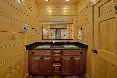 6 Private Baths in 6 bedroom rental cabin - An Eagle's View