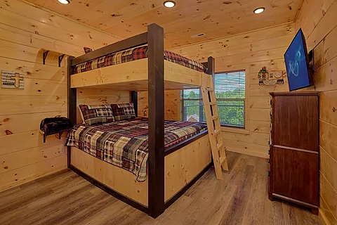 Family cabin with queen bunk bedroom - An Eagle's View
