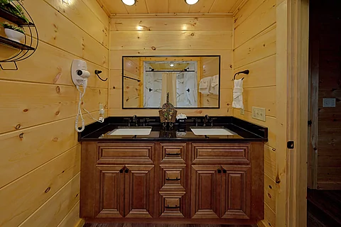 Premium cabin rental for large groups up to 20 - An Eagle's View