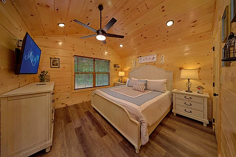4 King Master Suites in 6 bedroom rental cabin - An Eagle's View