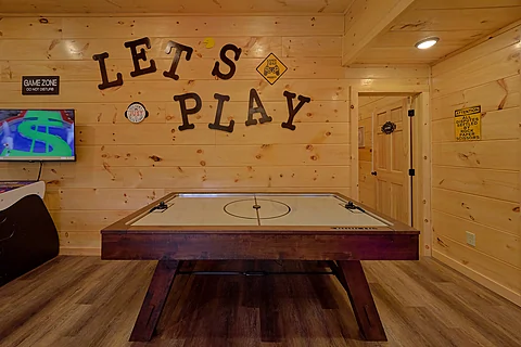 Family size cabin with air hockey and games - An Eagle's View