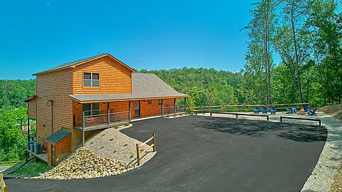 Pigeon Forge Parkway cabin with mountain views - An Eagle's View