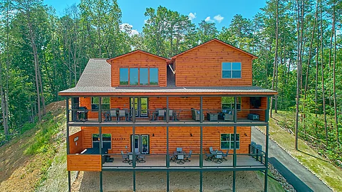 Spacious luxury cabin for groups of 20 - An Eagle's View