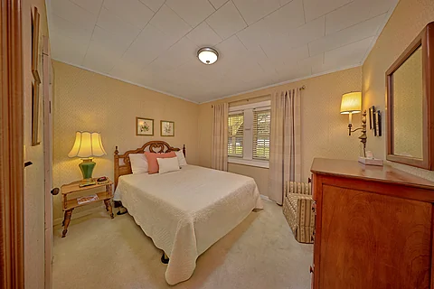 Queen Bedroom Downtown Gatlinburg 2 Bedroom - Aspen House