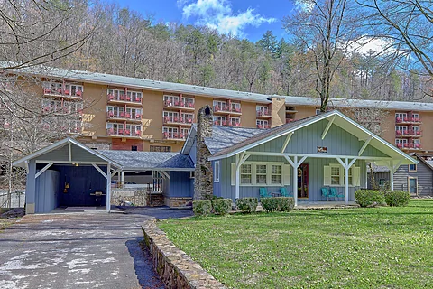 2 Bedroom Cabin with River View Downtown - Aspen House