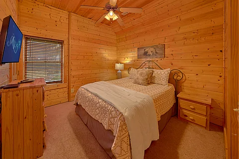 Queen Bedroom with Flat Screen TV - Autumn Ridge