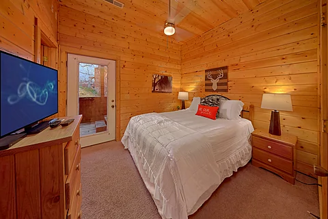 4 Bedroom Pigeon Forge Cabin with Queen Bed - Autumn Ridge