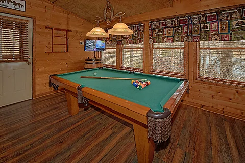 Two Bedroom Cabin with Pool Table & WiFi - Bear Creek Ridge