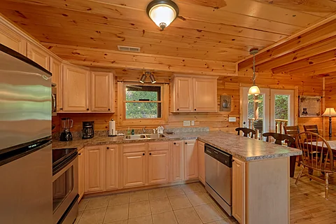 Luxurious 3 bedroom cabin with full kitchen - Bear Mountain Lodge