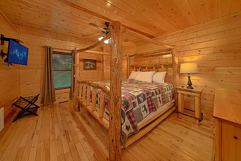 4 bedroom cabin with 3 King bedrooms and bunkbed - Bears Repeating