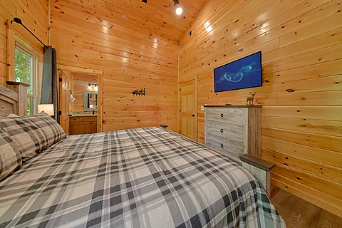 King Bedroom with TV and WiFi - Big Bad John's Cabin