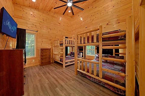Three Bedroom Cabin with Bunk Bed Room Sleeps 12 - Big Bad John's Cabin