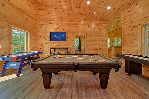 Luxury Cabin with Pool Table Sleeps 12 - Big Bad John's Cabin