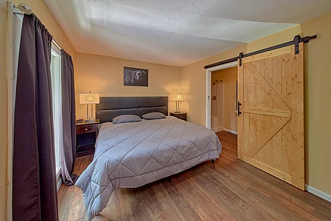 Budget Friendly Vacation Home with King Bed - Black Wolf Lodge
