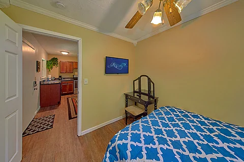 Queen Bedroom with TV and WiFi - Black Wolf Lodge