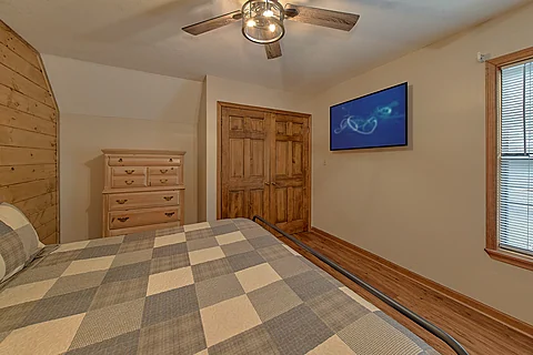 King Bedroom with Cable TV and WiFi - Breathtaker