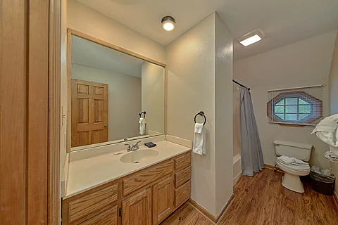 Main Level Bathroom Sleeps 8 - Breathtaker