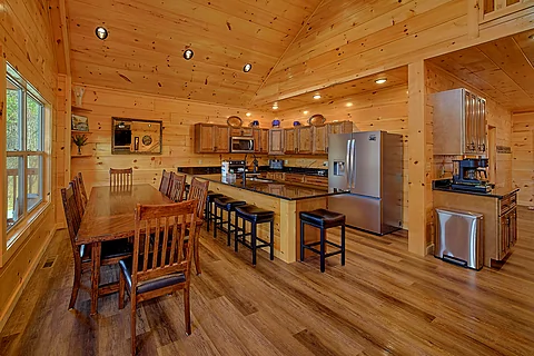 Pigeon Forge cabin with spacious dining room - Brooks Haven