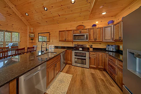 5 bedroom luxury cabin with full kitchen  - Brooks Haven