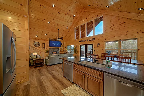 Premium 5 bedroom cabin rental with full kitchen - Brooks Haven