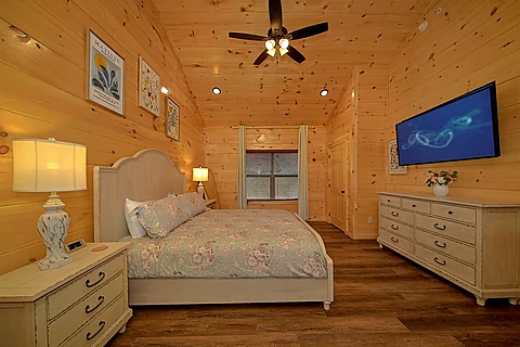 Spacious King Master Bedroom in 5 bedroom rental - Brooks Haven