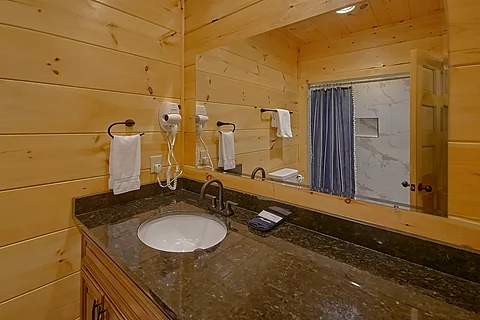 5 Master Bathrooms in 5 bedroom luxury cabin  - Brooks Haven