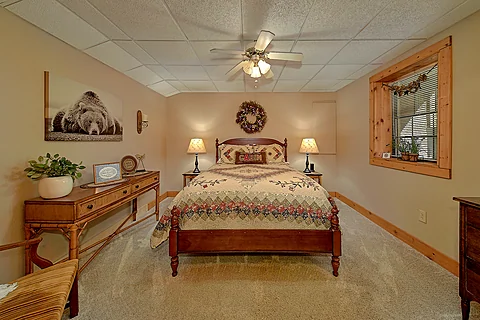 Lower Level Queen Bedroom Sleeps 6 - Bruno's Mountain Cave