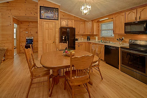 Spacious 3 Bedroom Cabin Sleeps 8 - Cedar Ridge