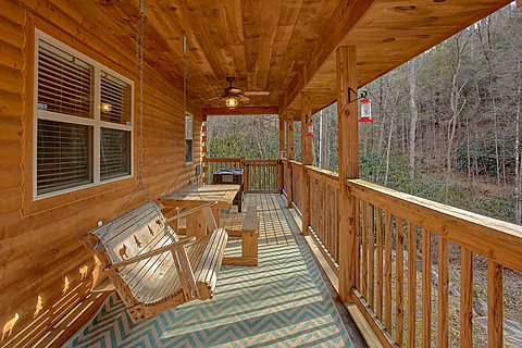 Beautiful 3 Bedroom Cabin Sleeps 8 with Swing - Cedar Ridge