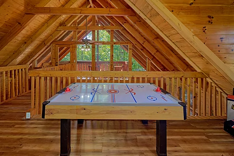 Air hockey game room in 1 bedroom cabin - City Bear