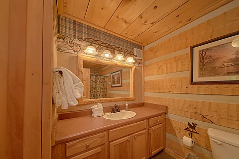 2 bedroom cabin bathroom  - Creek Song