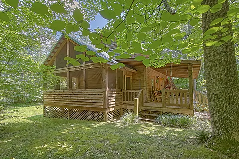 Private 1 Bedroom Cabin Near Pond - Dogwood