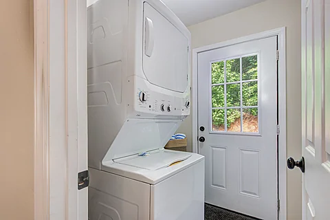 2 Bedroom with Washer and Dryer - Dolly's Neighbor