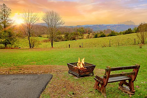 2 bedroom cabin with fire pit and beautiful view - Four Bears Barn