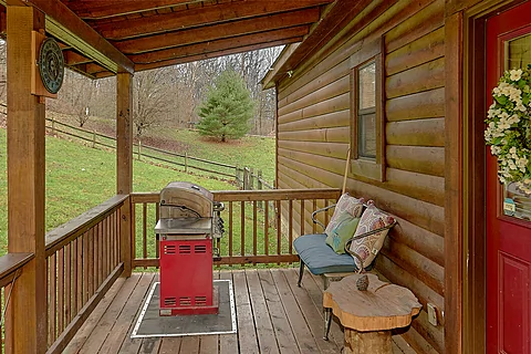 Cabin rental with grill, wooded view and hot tub - Four Bears Barn
