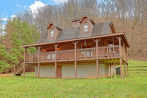 Spacious 2 bedroom cabin in Wears Valley  - Four Bears Barn