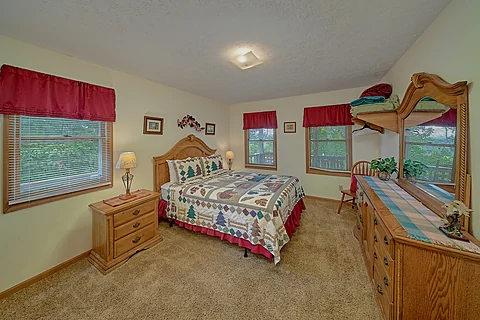 Queen Bedroom Sleeps 4 - Great Escape
