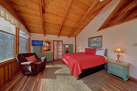 Master Bedroom with King Bed and Flatscreen TV - Hearts Desire