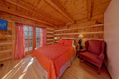 Main Level Queen Bedroom with Flat Screen TV - Hearts Desire