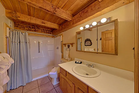 5 Bedroom Cabin with Main Level Full Bathroom - Hearts Desire