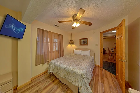 5 Bedroom Gatlinburg Cabin with Queen Bed and TV - Hearts Desire
