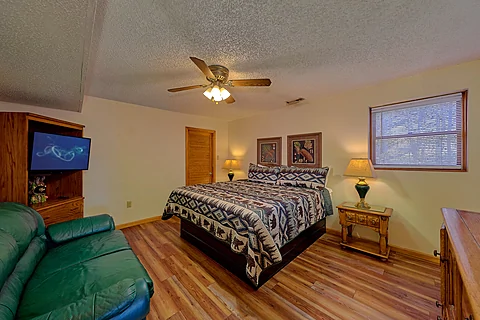 Rustic 5 Bedroom Cabin with King Bed and TV - Hearts Desire